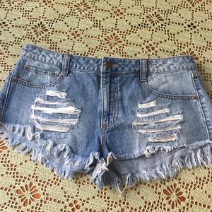 Distressed denim shorts 💙